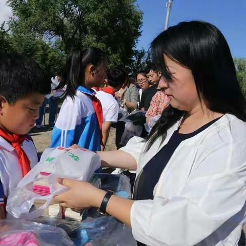 兴安盟非物质文化遗产遗产孔雀标本技艺传承人周海燕随乌市”流动少年宫”为乌市各小学生传承技艺
