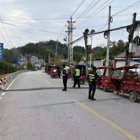 派出所民警与村警一同维护放学交通秩序