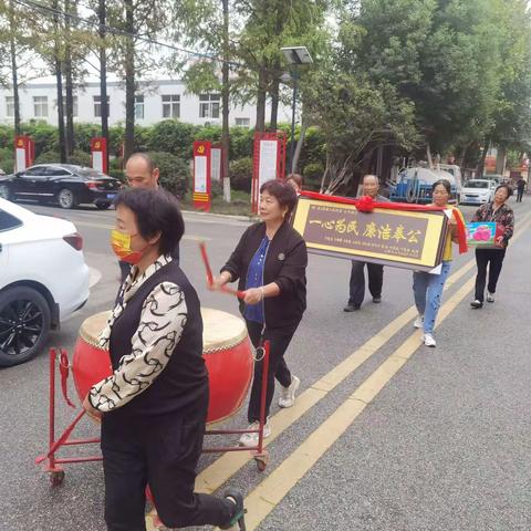宛城区黄台岗镇：情系群众解民忧，居民牌匾来“相赠”