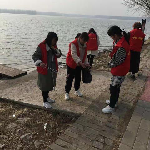 学雷锋  美化环境 服务大家