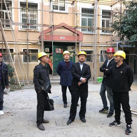 公司副总经理吕文来到上海北路街景综合整治工程进行“三个一”安全检查