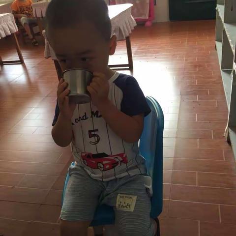 小二班的宝贝们，幼儿园的第一天生活！