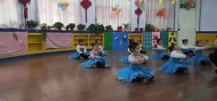 看可爱的rere班舞蹈班带来的《牙刷火车》