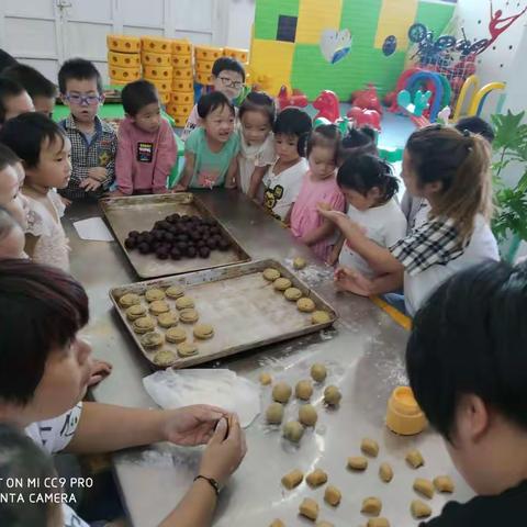 小精灵幼儿园中秋节做月饼活动——中（1）班