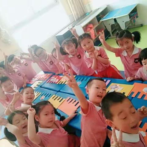 “传递幸福，感恩母爱”万通国际幼儿园学前一班