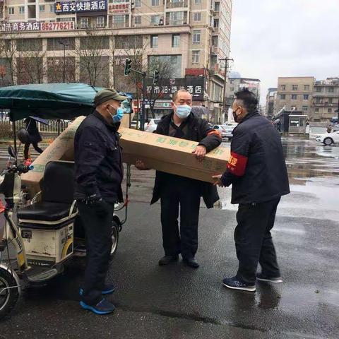 市级机关下沉干部冒雨捐赠爱心雨棚 助力社区疫情防控