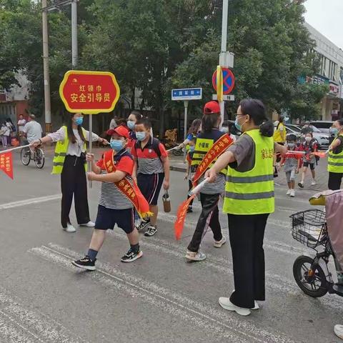 家校携手，共同托起明天的太阳——郭守敬小学四年级（8）班家长执勤志愿者活动