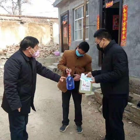 贫困不寒心    党员献爱心薛屯村党员干部在防疫工作中帮扶关爱贫困户。