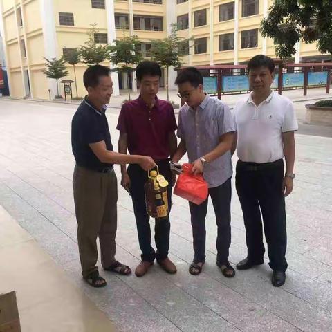 2019年教师节、中秋节看望和慰问困难的在职教职工和退休教师。