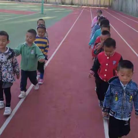 黄渠中学幼儿园中班的小朋友开学两星期了看到在幼儿园里喜悦