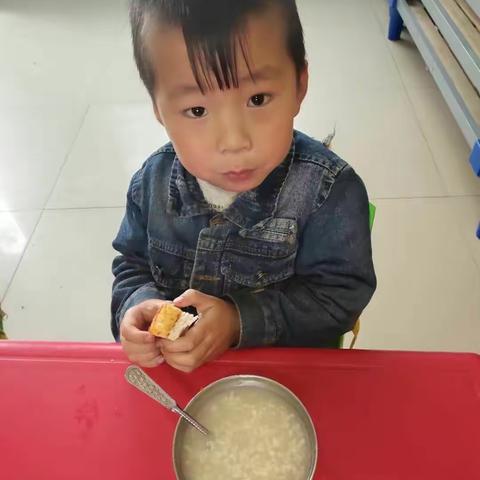 育英幼儿园每天的生活。