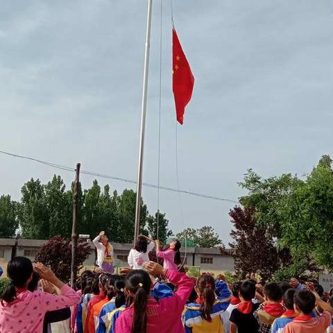 “我与祖国共成长，争做小小追梦人”——凫城镇马头小学举行国旗下讲话暨新队员入队仪式主题活动。