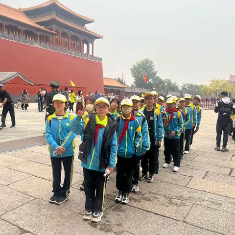 少年闯京城‖瞻仰千年都城历史，六四班北京研学之旅顺利结束！