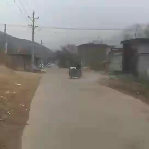 口头村两委干部疫情防控给村街道进行消毒