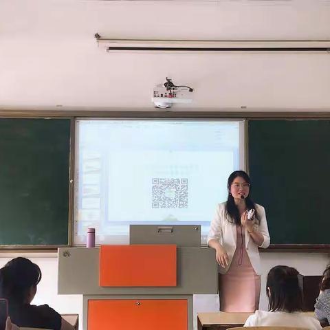 家校合力助力孩子展翅飞翔——锦和镇中心小学召开"互联网+家长学校"家长培训会。