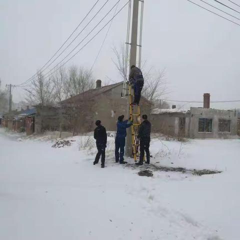 为了保障通信畅通，他们逆风而行、迎雪而战