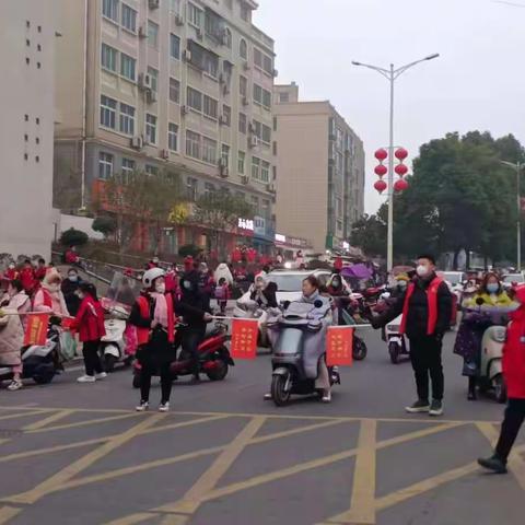 风雨无阻，爱心守护～龙江路小学一(10)班家长执勤篇