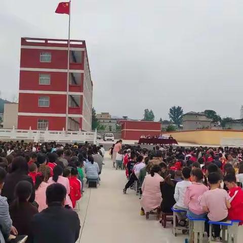 家校共携手，共建和谐校园；师生齐奋进，谱写教育新篇——十里铺街道中心小学期中工作总结暨家长会纪实