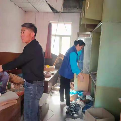 4月29日下午奔六巷社区全体工作人员在党支部书记,主任崔保英的带领下到印刷厂家属院做拆迁前清理工作