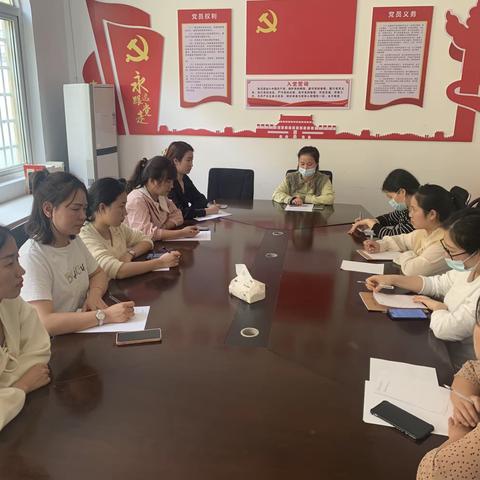 “区”动童年，“域”见美好。一一记中班组区域小教研活动。