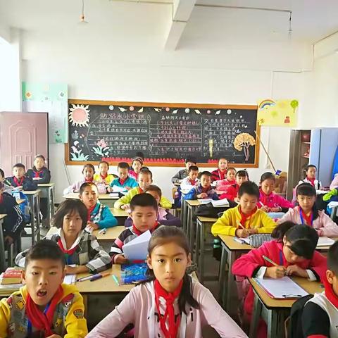 学校是孩子学习的港湾，是孩子快乐成长的乐园，家校共建和谐校园——四（4）班家长会。