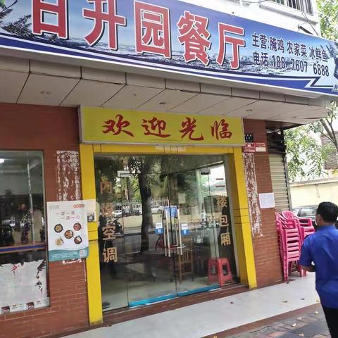 执法四队四中队对商品街社区店铺一店多招广告牌进行拆除。