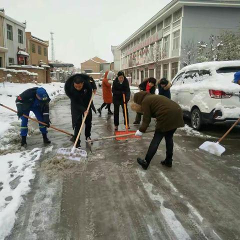 凤泉社区：扫雪除冰保畅 方便居民出行
