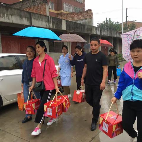 凤泉社区组织开展“情暖中秋”慰问离退休老干部、困难户活动