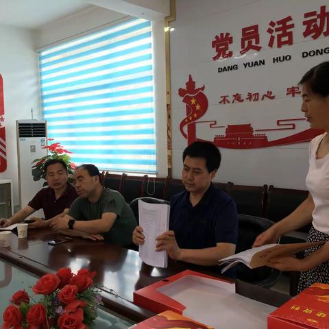 民政局副局长徐严周一行对凤泉社区扫黑除恶工作进行督导检查