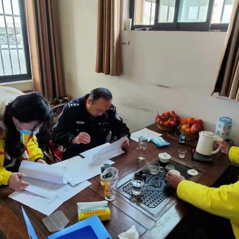 横渠派出所对辖区加油站进行安全检查