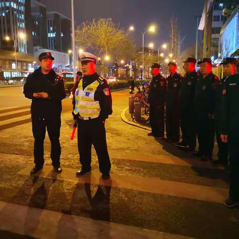 甘家口街道联合执法夜查渣土车