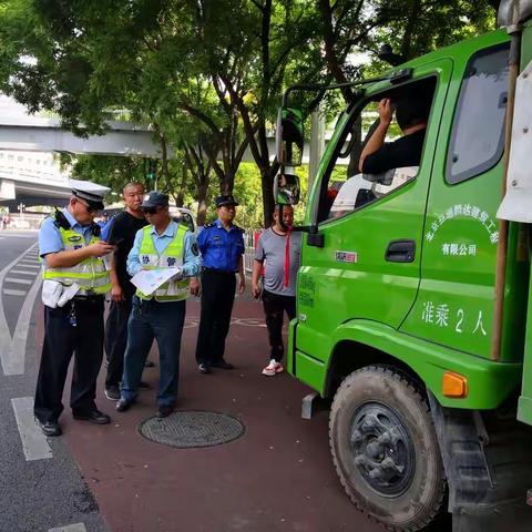 甘家口街道联合执法继续开展渣土车检查
