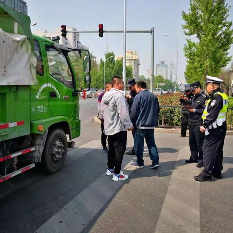 甘家口街道联合执法开展渣土车检查