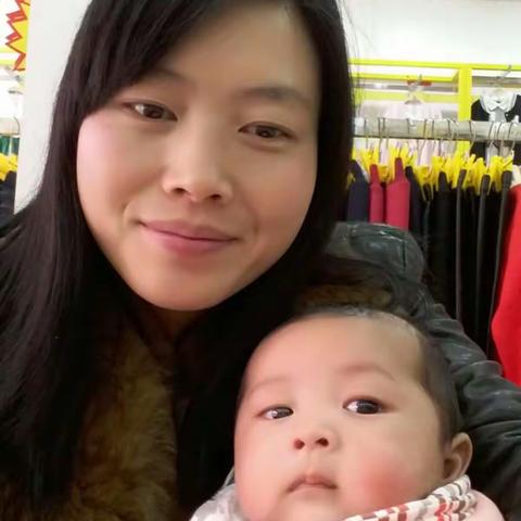 我叫 兰龙翔 现在两个多月了 我每天都很开心快乐的成长