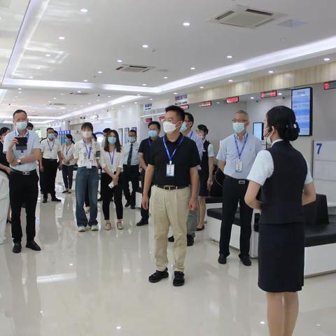 总行渠道与运营管理部尹国建副总经理一行莅临泉州南安支行调研指导“百佳”创建工作