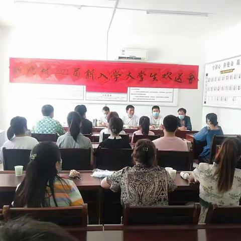 大坪镇龙湾村举行“爱心助学  感恩你我”大学生欢送活动