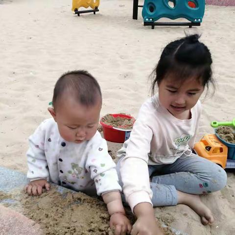 快乐的姐弟俩！