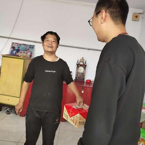 市委组织部驻肖家堡村工作队、结对帮扶责任人中秋节前走访慰问全村脱贫户