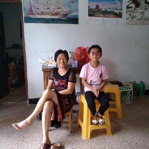 可可和爷爷奶奶在一起