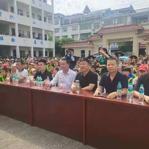 “六一”快乐，快乐成长                ---四(1)班李欣妍