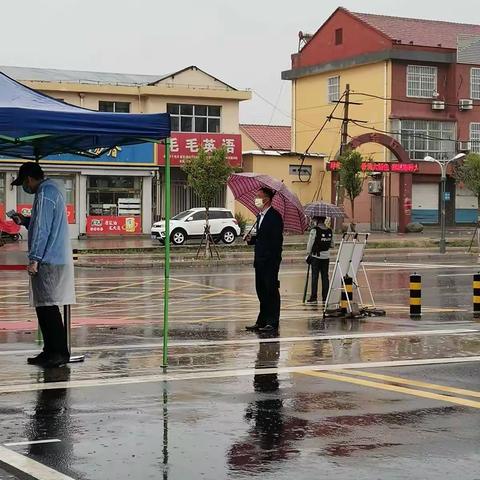 有一种守护叫风雨中等待