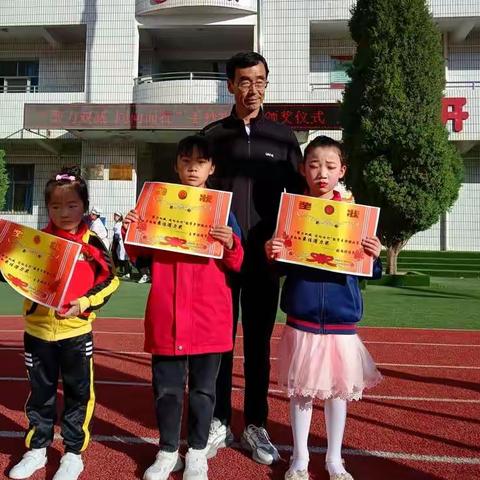 “聚力双减，同向而行”                              旦八镇中心小学低段数学手抄报比赛活动纪实