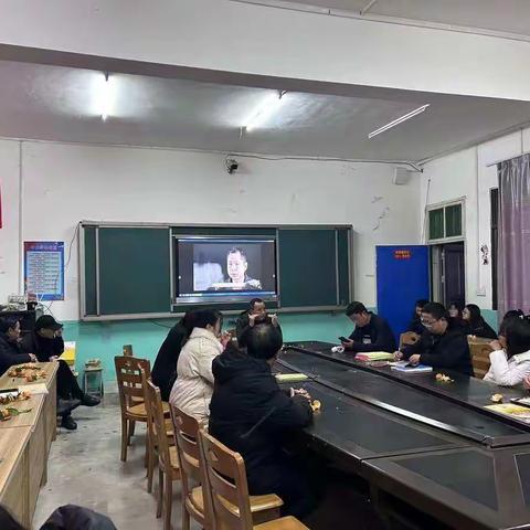 衡阳市祁东县官家嘴镇中心小学校领导组织全体教职工观看《阳光护蕾—湖南省防性侵学生警示教育片》