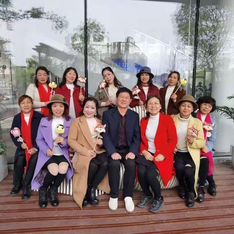 热爱生活，懂得珍惜！“轻龄”是一种生活理念，不管我们多大岁数都要合理饮食，多运动，保持愉悦的心情。都要爱美！