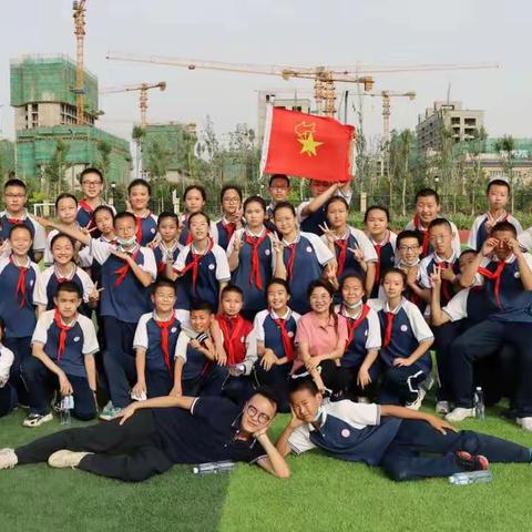 岁⽉⽆声的悄悄滑过，时间总在不经意间匆匆溜⾛，青涩的时代已经过去，我们慢慢⾛向成熟。兵团十二师分校七年级八班