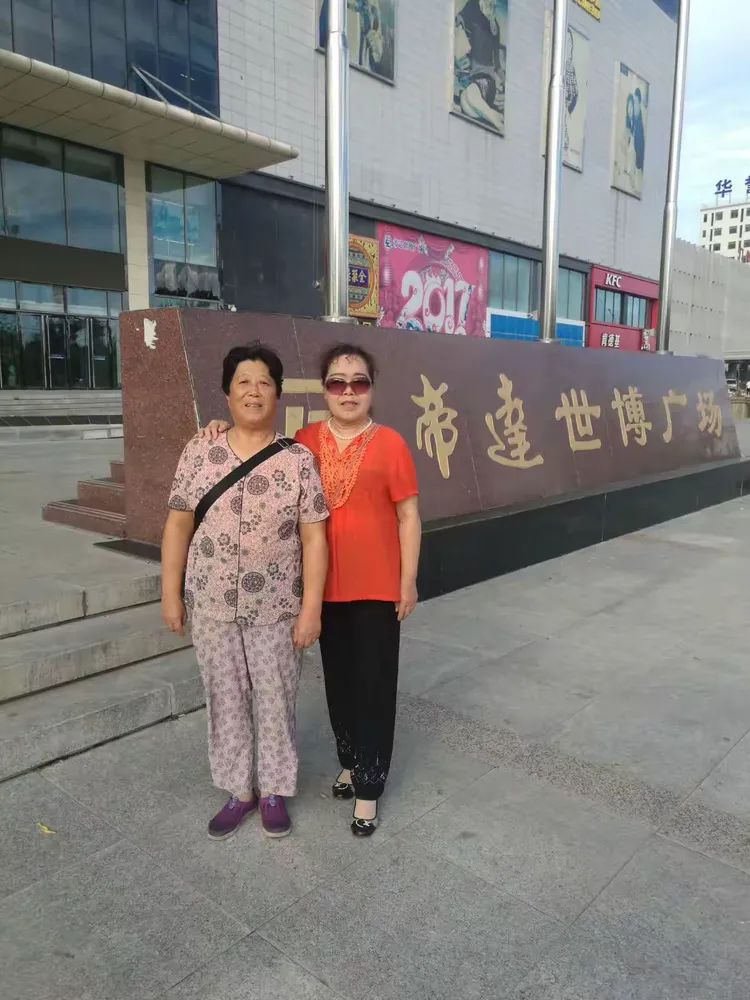 2017年8月24日,我约同学们一起到张家口火车南站拍照留念