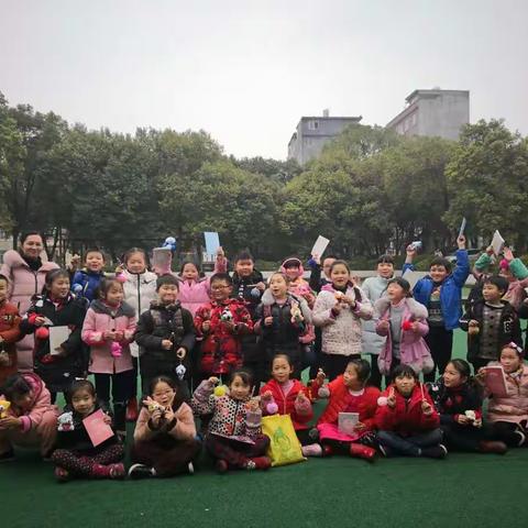 合唱班的孩子们将这首歌献给亲爱的你，感恩有你，伴我长大