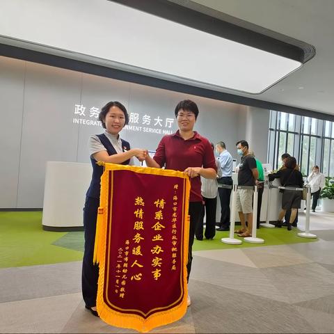 学习身边榜样──李君，做服务群众贴心人