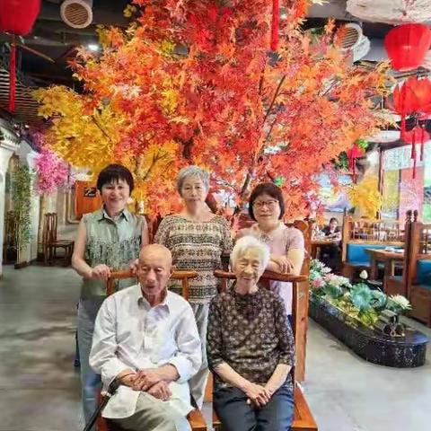 王家最小的奶奶和最小的爷爷，精神矍铄，百岁不是梦！愿王家的活化石越活越年轻！