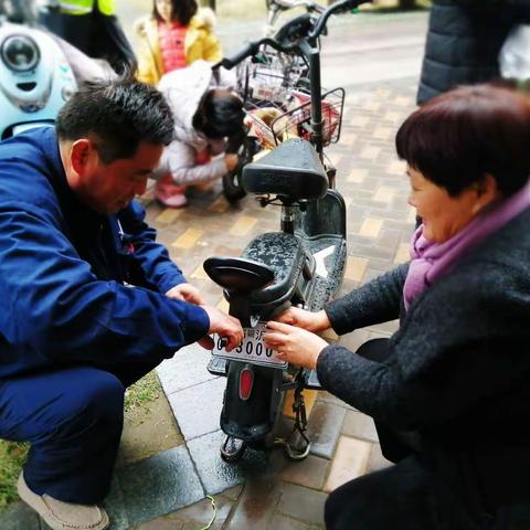 荣昌绿园物业服务中心特邀交警大队工作人员免费为社区业主进行电动车挂牌服务